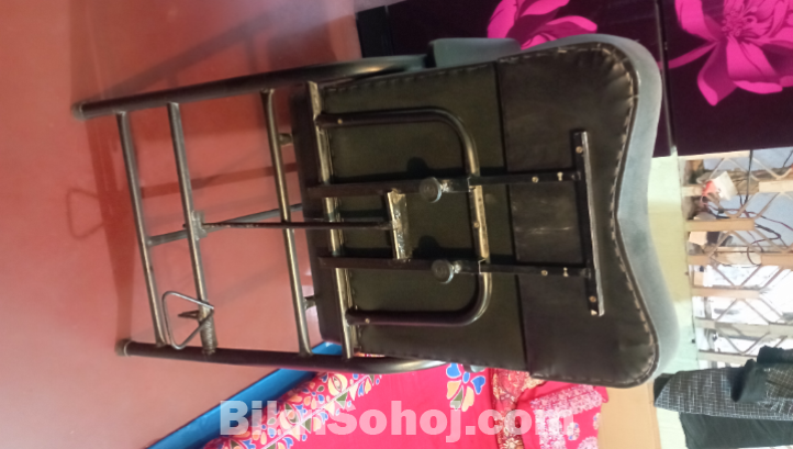 পার্লার বা সেলুনের ২ টা পোলডিং চেয়ার সেল হবে